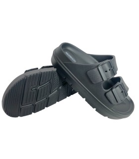 Nicoboco-Strand, sitzende schwarze Dame